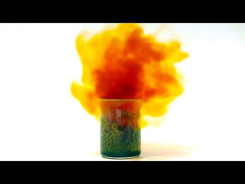 Making fuming nitric acid