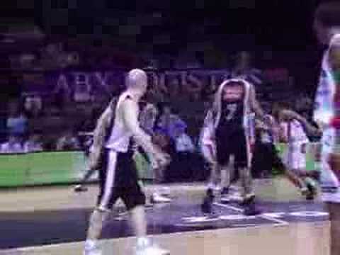 31 12-01-08 BCO-Leuven - Jerry Green krijgt vrijgeleide naar