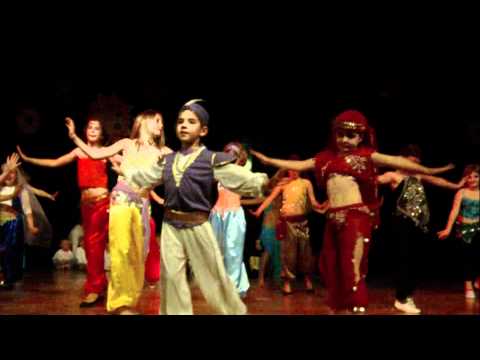 Laura pleše trbušni ples - Bauchtanz