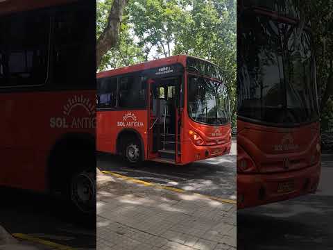 ASI ES UN ÓMNIBUS URBANO EN COLONIA DEL SACRAMENTO, REPÚBLICA ORIENTAL DEL URUGUAY.
