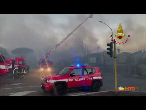 Roma Loc. Centocelle - Vasto incendio autodemolizioni su Via Palmiro Togliatti - www.HTO.tv