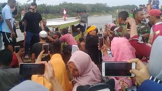 preview picture of video 'Artis cantik Tyas mirasih hampir jatuh Di atas perahu Saat berkunjung ke Pulau cinta (telukjaring)'