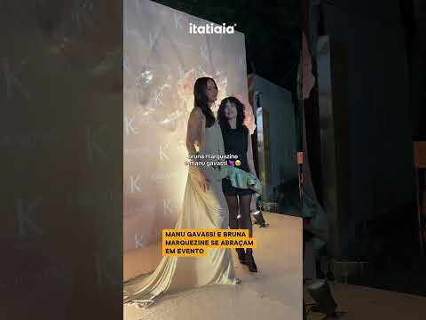 Manu Gavassi e Bruna Marquezine se abraçam em evento