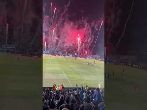 "Independiente rivadavia vs Vélez. Últimos en la tabla,perdiendo 1-0 .fiesta leprosa" Barra: Los Caudillos del Parque • Club: Independiente Rivadavia • País: Argentina