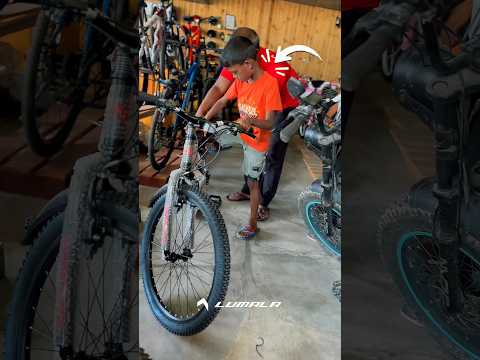 Look what he doing 😱 #bicycle #cycle #customerservice