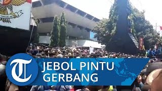 Demo Tolak RUU KUHP, Mahasiswa Jebol Pintu Gerbang Kantor Gubernur Jateng
