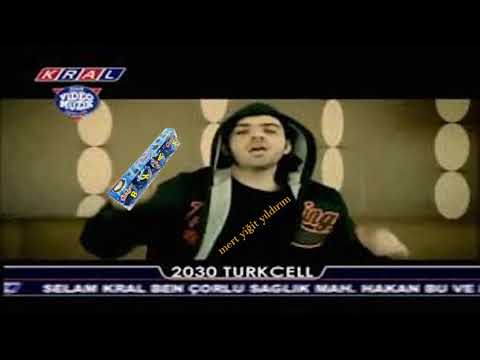 www bombabomba com ama İsmail YK tüm şarkıyı kalın sesiyle söylüyor, kızların sesi de inceliyor