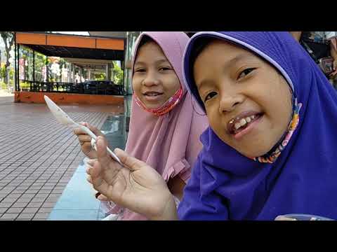 Makan ice cream Vela Widad