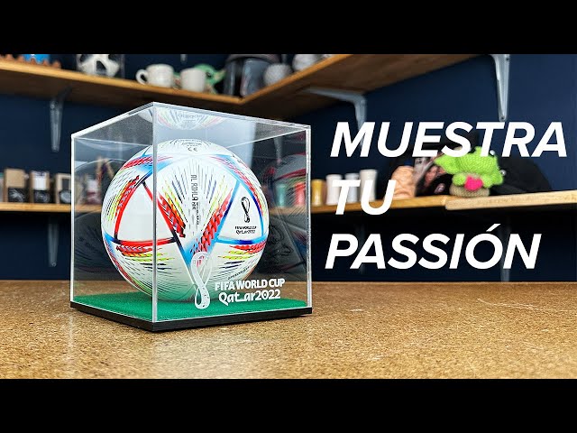 Vídeo relacionado con Nonemey Balón de Fútbol Vitrina con Luz,Caja de Fútbol de Acrílico con Protección UV Base Base Negra,Vitrina para Regalos Deportivos de Fútbol Autografiados,25x25x25 cm