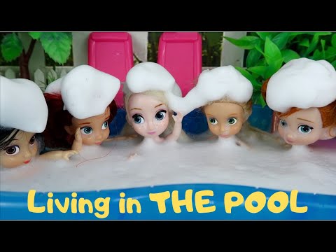 The LITTLE MERMAID is LIVING in the POOL | Disney Princesses