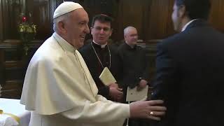 Papa Francisco no quiere que le besen el anillo