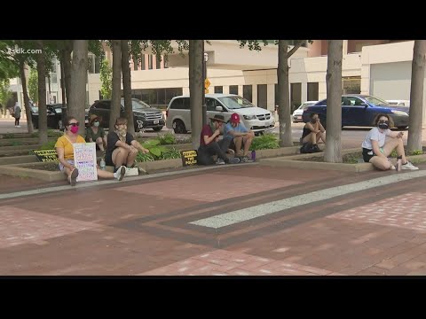 Florissant police, protesters have differing stories after arrest of 17 people