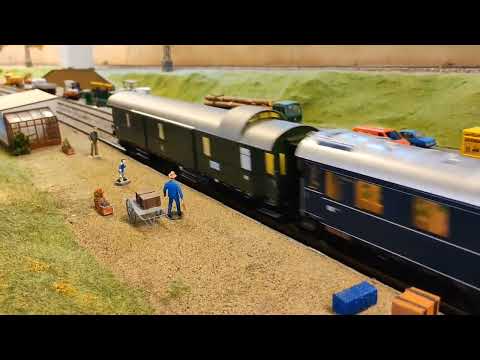 Spur0 E444 von Riva mit Munz-Antrieben und E41 von Lenz, auf den Magistralen im Einsatz