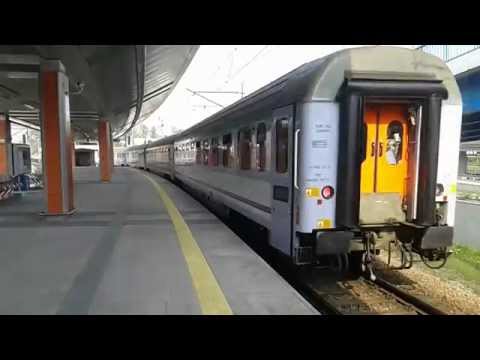 EP09-001 z IC Kossak na haku opuszcza Kraków Główny