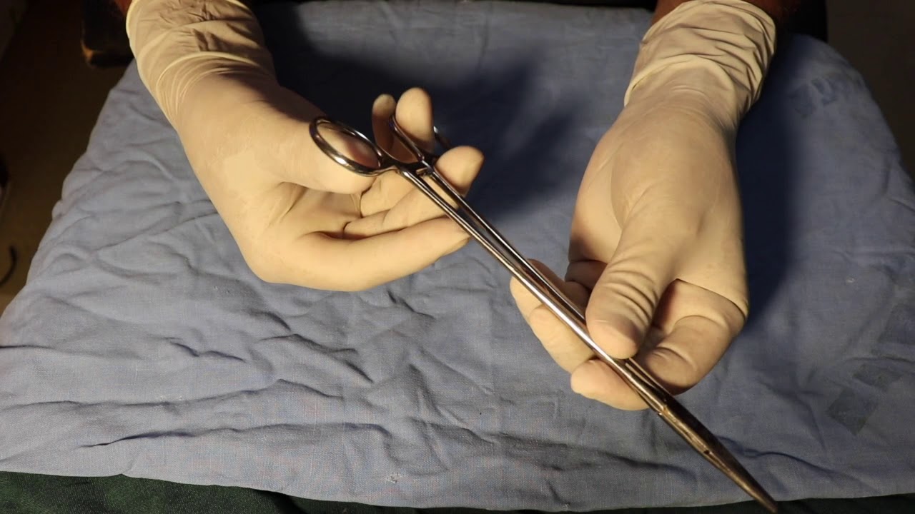 Uso de porta agujas quirúrgico Mayo-Hegar.