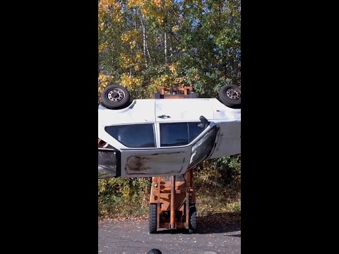 Auto fällt auf Helm