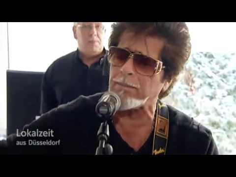 Ricky Shayne im Wohnzimmer