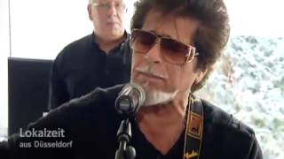 Ricky Shayne im Wohnzimmer