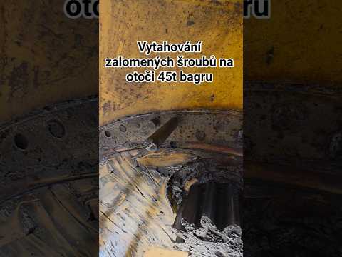 Vytahování zalomených šroubů na otoči 45t bagru