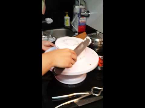 Cake decoration turn table