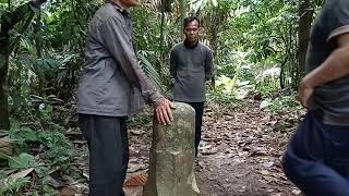 preview picture of video 'Anda Sanggup Angkat Batu ini Berarti Anda Maco Banget. Candi Pangkuan Cilibur Bumiayu Brebes Jateng.'