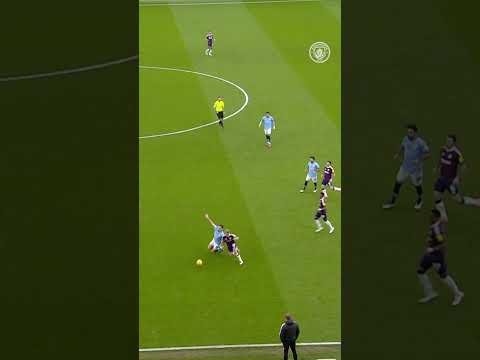 A DOUBLE NUTMEG 😱 AND PEPS REACTION 😮‍💨 #mancity #football #skills #shorts #shortsvideo #shortsfeed