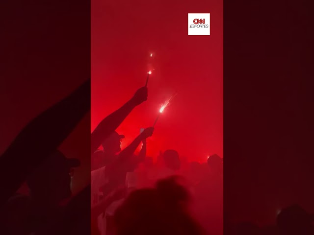 Torcida do São Paulo faz a festa na recepção do ônibus Tricolor | CNN ESPORTES