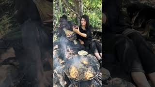 Download lagu Hadzabe Tribe bushmen Chabba teaching visitor about secret hot bush soup 🥰 mp3