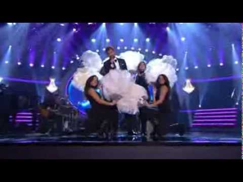 Pär Lernström och Kakan Hermnassons öppningsnummer - Idol Sverige 2013 (TV4)