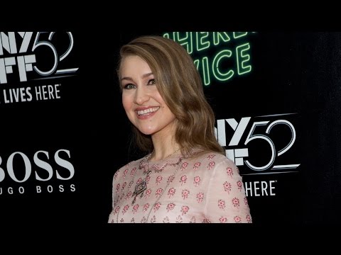 Thumbnail of the video: NYFF52 "Inherent Vice" Red Carpet | Joanna Newsom