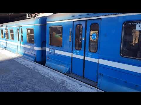 C8/C10/C11-tåg lämnar Sickla (Saltsjöbanan)