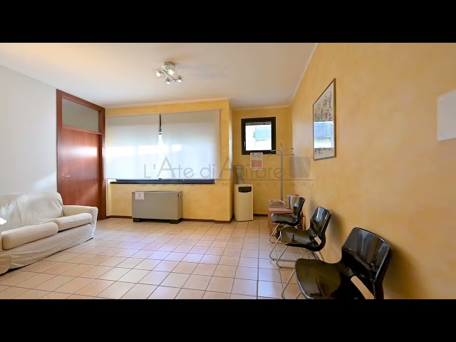 Luminoso locale commerciale in Centro Paese