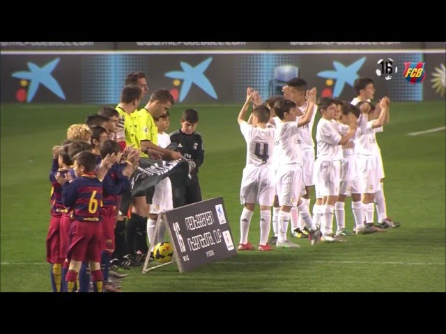 Vídeo relacionado con Asditex Real Madrid Albornoz Talla 14/16 años con Capucha