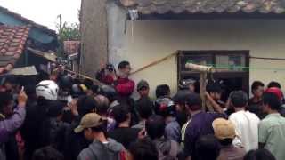 preview picture of video 'Teroris di Cigondewah, Bandung - polisi lagi raiding'