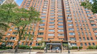 2909 N Sheridan Road, Chicago, IL Presented by Dee Savic.