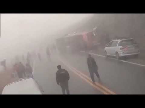 Vuelco de una flota en la ruta a Tarija deja tres fall3c1d0s y cerca de una decena de her1d0sUna fl