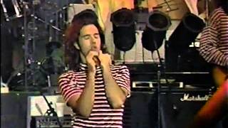 Fobia tocando el diablo y perra policía en vivo con Ricardo Rocha 1993