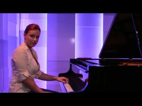 Learn how to play classical piano - #1 Alberti Bass Left Hand Technique