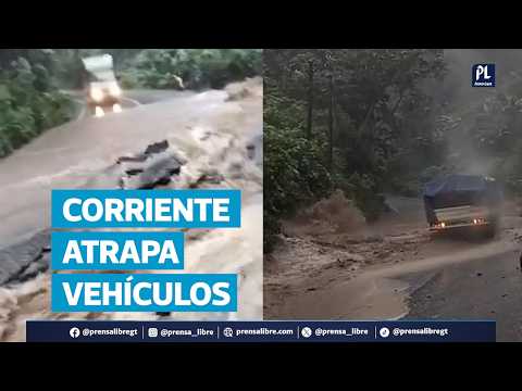 Vehículos quedan atrapados por correntadas en carretera hacia Patulul; Bomberos piden no cruzar