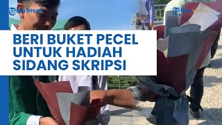 Berbeda, Mahasiswa Ini Beri Buket Nasi Pecel untuk Temannya Usai Sidang Skirpsi