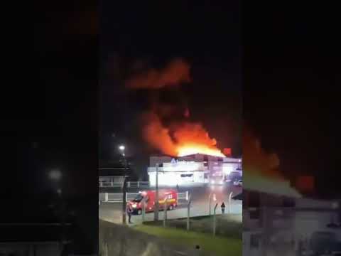 Incêndio de grandes proporções destrói fábrica de roupas em Guaramirim #scnoar #incêndio #riscos