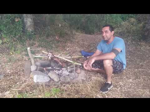 acampando, supervivencia al desnudo con ropa