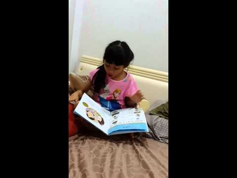 น้องน้ำมนต์อ่านหนังสือให้แม่ฟัง