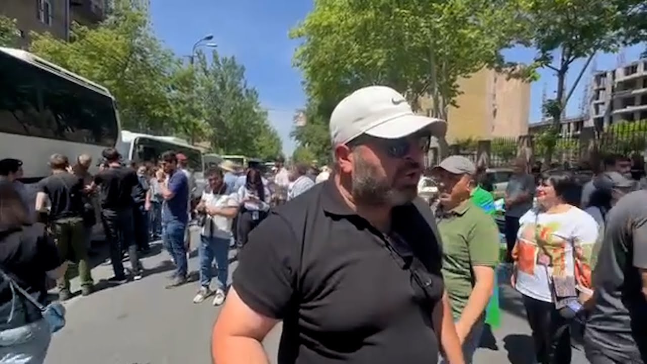 Ցուցարարները շղթայված եկել են ՔԿ. բողոքի ակցիա