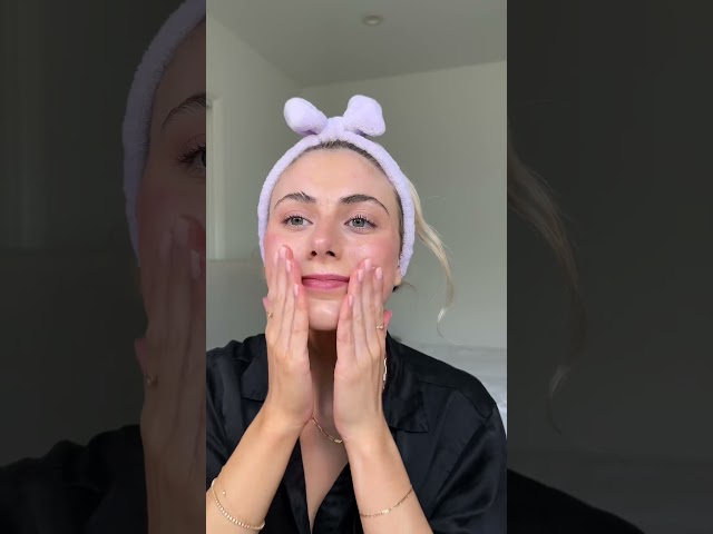 Vídeo relacionado con MAC Hyper Real Cream To-Foam Cleanser - Limpiador de espuma suave, 30 ml