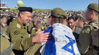 שורדי השבי מתן אנגרסט ונמרוד כהן בסיום מסע הכומתה של לוחמי השריון (חדשות ערוץ 7) - התמונה מוצגת ישירות מתוך אתר האינטרנט יוטיוב. זכויות היוצרים בתמונה שייכות ליוצרה. קישור קרדיט למקור התוכן נמצא בתוך דף הסרטון