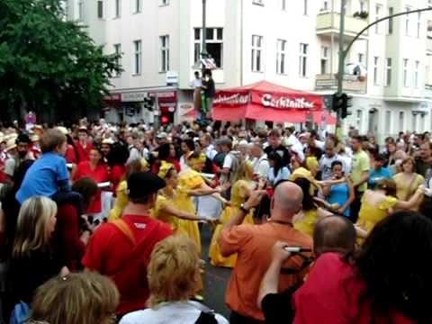 Tänzerinnen @ 210fps (Karneval der Kulturen Berlin, 31.5.2009)