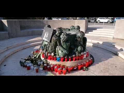 Oproštaj od Akija Rahimovskog: Građani se okupljaju kod Zdenca života i ostavljaju cvijeće i svijeće