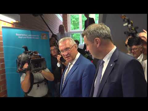 Joachim Herrmann werden die Fingerabdrücke am Landesamt für Asyl genommen