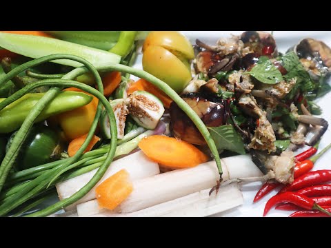 Very delicious salty crabs with vegetables